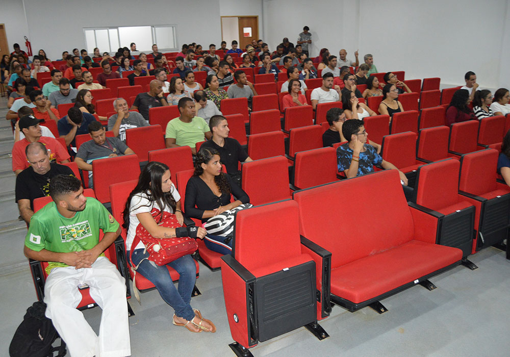 Estudantes assistindo as palestras no Dia Internacional da Mulher